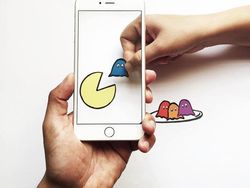 Karya Seni Ilusi Mata Bermodal iPhone dan Kertas