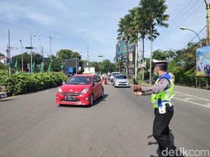 Polisi Disiagakan di Jalur Pucak, Antisipasi Kendaraan Nyerobot Keluar Lajur