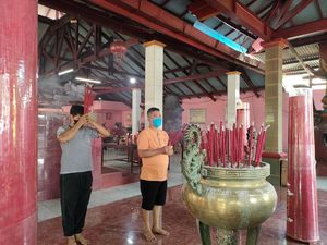 Jemaat Vihara Gayatri Jalani Ibadah Imlek dengan Prokes Ketat