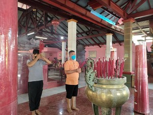 Jemaat Vihara Gayatri Jalani Ibadah Imlek dengan Prokes Ketat
