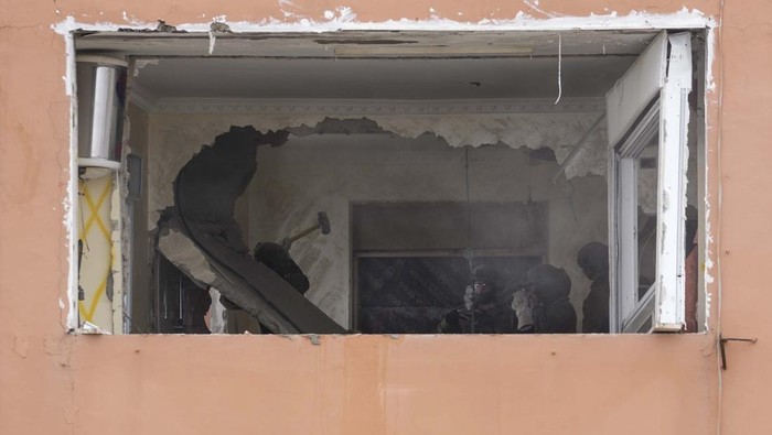 Israel Segel Rumah Warga Palestina di Yerusalem Israeli security forces prepare to seal up the family home of Palestinian militant Fadi Abu Shkhaidem, in the Shuafat refugee camp in Jerusalem, Tuesday, Feb. 1, 2022. Abu Shkhaidem was fatally shot by Israeli police after he killed one Israeli and wounded four others in a shooting attack in Jerusalem's Old City in Nov. 2021, and the sealing of the home is seen as a deterrent for other would be attackers. (AP Photo/Mahmoud Illean)