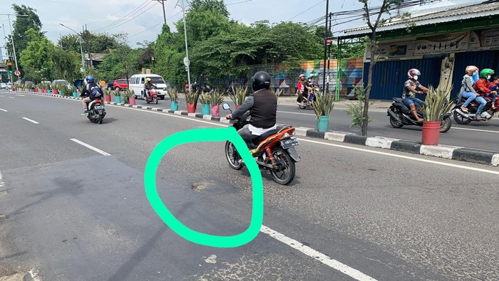 jalan berlubang di gunungsari