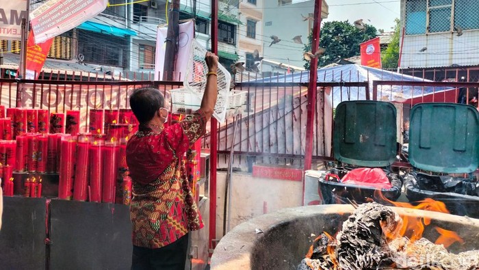 Jemaat Vihara Dharma Bakti Lakukan Tradisi Lepas Burung Pipit.