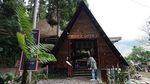 Suasana Jembatan Gantung Situgunung di Saat Imlek
