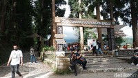 Pengunjung dengan terpaksa harus diputarbalik dan tidak bisa masuk ke kawasan Jembatan Gantung Situgunung jika tidak memenuhi syarat prokes.