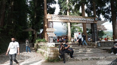 Suasana Jembatan Gantung Situgunung di Saat Imlek