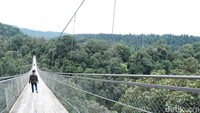Tahun Baru Imlek biasanya diisi oleh sebagian masyarakat untuk berlibur ke tempat wisata, seperti ke Jembatan Gantung Situgunung, Kabupaten Sukabumi.
