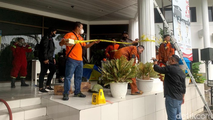 Kantor Bapenda Riau diduga dibakar pria