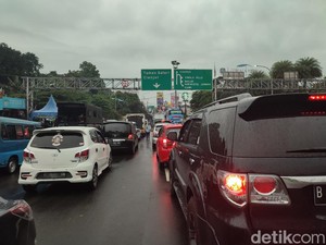 One Way Arah Jakarta Berakhir, Lalin di Puncak Bogor Macet