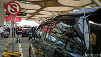 Antrian untuk memasuki terminal tersebut mengular cukup panjang. Kendati begitu tak terlihat adanya kerumunan maupun penumpukan di satu titik.
