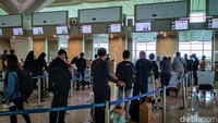 Kepadatan juga tampak di dalam terminal keberangkatan. Puluhan penumpang terlihat mengantre baik di check in area, counter untuk pengurusan dokumen syarat perjalanan selama pandemi COVID-19, maupun tempat pengemasan bagasi.