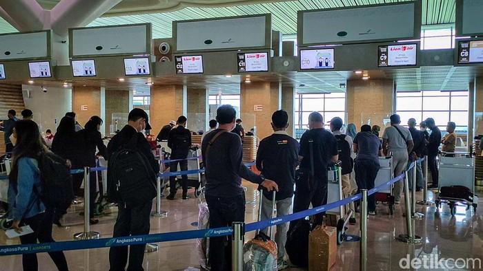 Bandara Yogyakarta International Airport (YIA) di Kulon Progo, Yogyakarta dipadati penumpang pada libur Imlek 2022. Tercatat 7.000 penumpang pulang pergi per hari ini.