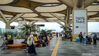 Sama halnya di luar terminal, tak terlihat adanya kerumunan di dalam area tersebut. Beberapa penumpang yang sudah selesai mengantre dan menunggu jadwal keberangkatan terlihat bersantai di tempat duduk yang disediakan pihak bandara.