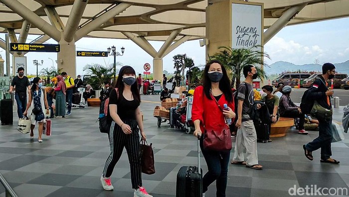 Bandara Yogyakarta International Airport (YIA) di Kulon Progo, Yogyakarta dipadati penumpang pada libur Imlek 2022. Tercatat 7.000 penumpang pulang pergi per hari ini.
