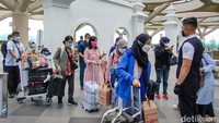 Dari pantauan detikJateng, kepadatan penumpang sudah terlihat di depan pintu masuk terminal keberangkatan YIA.