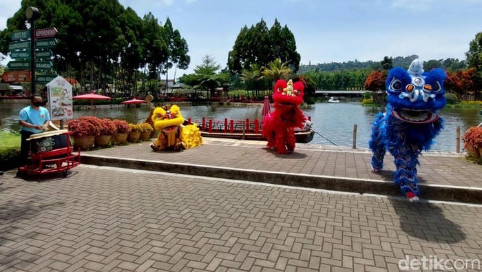 Libur Imlek, Barongsai Warna-warni Hibur Wisatawan di Lembang Objek wisata Floating Market, Lembang, didatangi wisatawan saat libur Imlek. Atraksi barongsai warna-warni kian menyemarakkan perayaan Imlek di objek wisata itu