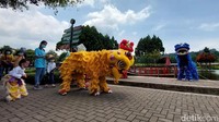 Ada pula wisatawan terutama anak-anak yang antusias berfoto dengan barongsai warna-warni itu.