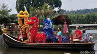 Atraksi tiga barongsai berwarna merah, kuning, dan biru, itu menjadi bagian dalam perayaan tahun baru Imlek di objek wisata tersebut.