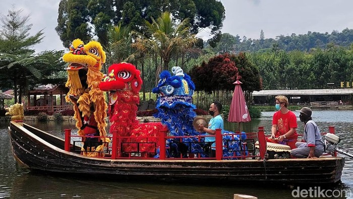 Libur Imlek, Barongsai Warna-warni Hibur Wisatawan di Lembang Objek wisata Floating Market, Lembang, didatangi wisatawan saat libur Imlek. Atraksi barongsai warna-warni kian menyemarakkan perayaan Imlek di objek wisata itu