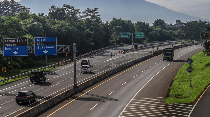Arus lalu lintas di Tol Jagorawi ke arah Puncak, Kabupaten Bogor, Jawa Barat, saat libur tahun baru Imlek terpantau ramai lancar. Ini potretnya.
