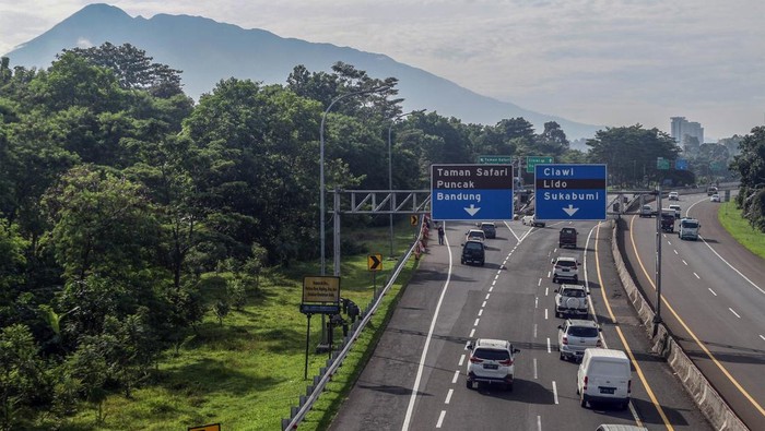 Arus lalu lintas di Tol Jagorawi ke arah Puncak, Kabupaten Bogor, Jawa Barat, saat libur tahun baru Imlek terpantau ramai lancar. Ini potretnya.