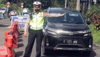 Sementara itu, perlu diketahui Satlantas Polres Bogor memberlakukan rekayasa lalu lintas ganjil-genap di jalur wisata Puncak, Gadog, Kabupaten Bogor, Jawa Barat.