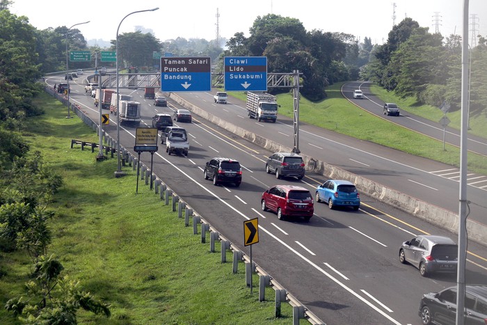 Arus lalu lintas di Tol Jagorawi ke arah Puncak, Kabupaten Bogor, Jawa Barat, saat libur tahun baru Imlek terpantau ramai lancar. Ini potretnya.