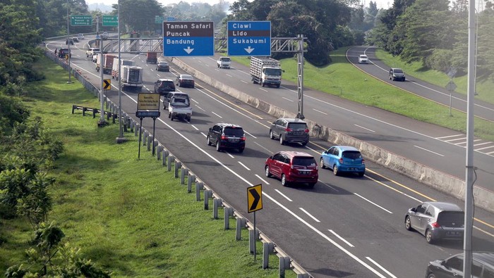 Libur Imlek, Tol Jagorawi ke Arah Puncak Ramai Lancar Arus lalu lintas di Tol Jagorawi ke arah Puncak, Kabupaten Bogor, Jawa Barat, saat libur tahun baru Imlek terpantau ramai lancar. Ini potretnya.