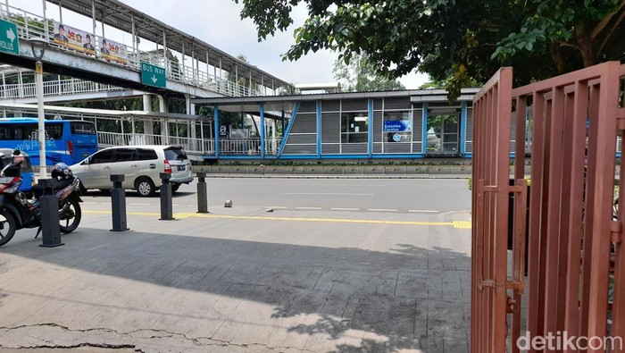 Lokasi kejadian pembacokan di pintu keluar Rumah Sakit Carolus Salemba, Jakarta Pusat. (Marteen Ronaldo/detikcom).