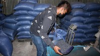 Petugas menimbang biji plastik untuk selanjutnya dikemas.