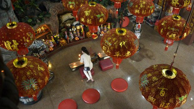 Warga Tionghoa melaksanakan sembahyang Tahun Baru Imlek 2573 Kongzili di Klenteng Xian Ma, Makassar, Sulawesi Selatan, Selasa (1/2/2022). Pelaksanaan ibadah Tahun Baru China atau Imlek/2573 di Makassar berjalan secara khidmat dan aman. ANTARA FOTO/Abriawan Abhe/aww.