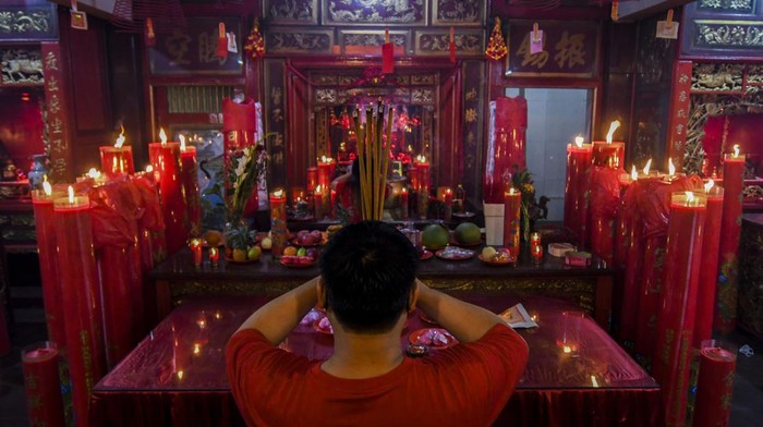 Warga keturunan Tionghoa melakukan ibadah Tahun Baru Imlek 2573 Kongzili di Wihara Dharma Bhakti, Petak Sembilan, Glodok, Jakarta, Selasa (1/2/2022). Wihara Dharma Bhakti melakukan sembahyang dengan tetap menerapkan protokol kesehatan guna mencegah penularan COVID-19.  ANTARA FOTO/Galih Pradipta/aww.