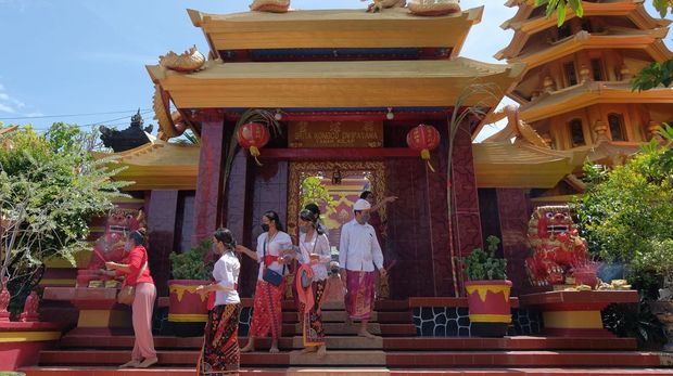 Warga keturunan Tionghoa mengenakan busana adat Bali saat melaksanakan persembahyangan Tahun Baru Imlek 2573 di Griya Kongco Dwipayana Tanah Kilap, Denpasar, Bali, Selasa (1/2/2022). Perayaan Tahun Baru Imlek 2573 yang bertepatan dengan hari suci Hindu di Bali tersebut digelar dengan mengedepankan toleransi guna menjaga kerukunan antar umat serta memohon supaya COVID-19 cepat berakhir. ANTARA FOTO/Nyoman Hendra Wibowo/aww.