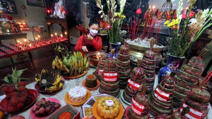 Warga keturunan Tionghoa bersembahyang di Vihara Amurwa Bhumi, Cibinong, Kabupaten Bogor, Jawa Barat, Senin (31/1/2022).  Sembahyang jelang tahun baru Imlek 2573 itu sebagai ungkapan syukur atas segala rejeki dan keselamatan dari Tuhan serta untuk pengharapan kehidupan lebih baik di tahun macan air mendatang. ANTARA FOTO/Yulius Satria Wijaya/hp.