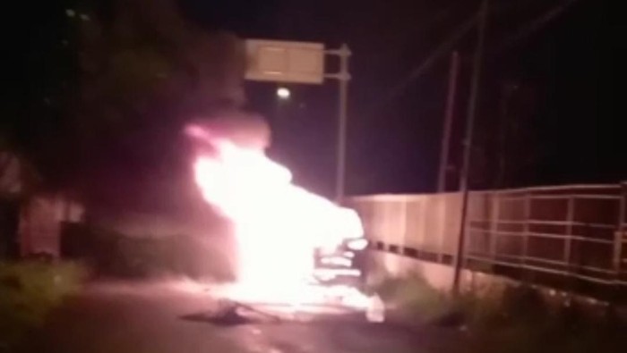Mobil Wisatawan Terbakar di Depan Petirtaan Jolotundo Mojokerto