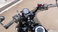 Untuk memodifikasi Honda Karisma lansiran 2004 menjadi sebuah Honda Monkey Bobber seperti ini, Rainbow Moto Builder mematok biaya Rp 25 hingga Rp 30 juta, tergantung dari part yang hendak digunakan. Foto: Muhammad Hafizh Gemilang