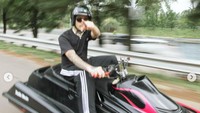 Dilihat dengan mata telanjang, motor yang aslinya adalah sebuah Suzuki ini sudah tak lagi terlihat sebagai sebuah kendaraan roda dua. Wujudnya sudah berubah total setelah dipasangkan body jet ski. Sama seperti jet ski sungguhan, di bagian tengah terdapat setang kemudi untuk mengendalikan sepeda motor unik ini.