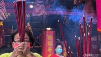 Mereka tampak sembahyang dengan membakar hio.
