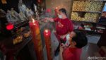 Momen Warga Tionghoa Berdoa Agar Covid-19 Hilang