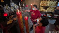 Lampion dengan berbagai ukuran dan bentuk serta lilin raksasa, menghias indah vihara.