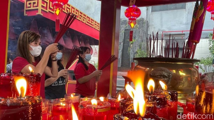 Momen Warga Tionghoa Berdoa Agar Covid-19 Hilang Warga Tionghoa merayakan Imlek dengan berdoa di Vihara Dharma Jaya Toasebio, Jakarta Barat. Mereka berdoa agar Covid-19 segera berlalu.