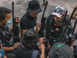 Demonstran Antikudeta Myanmar Kini Pilih Jalan Kekerasan, Mengapa?