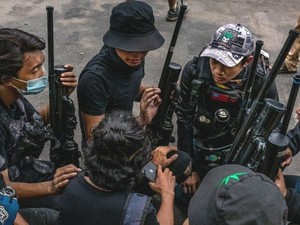 Demonstran Antikudeta Myanmar Kini Pilih Jalan Kekerasan, Mengapa?