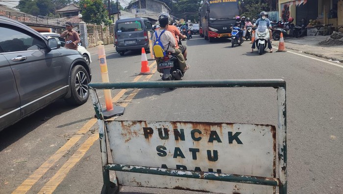 Pemberlakuan sistem one way di Puncak, Kabupaten Bogor, Jawa Barat, Selasa (1/2/2022).