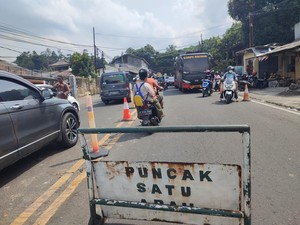 Lalin di Simpang Gadog Macet, Kendaraan Hendak ke Puncak Menumpuk