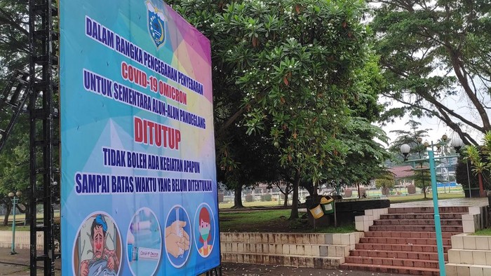 Papan pengumuman Alun-alun Pandeglang ditutup