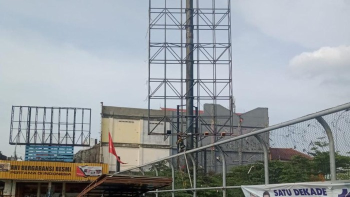 Papan Reklame di Depok diperbaiki