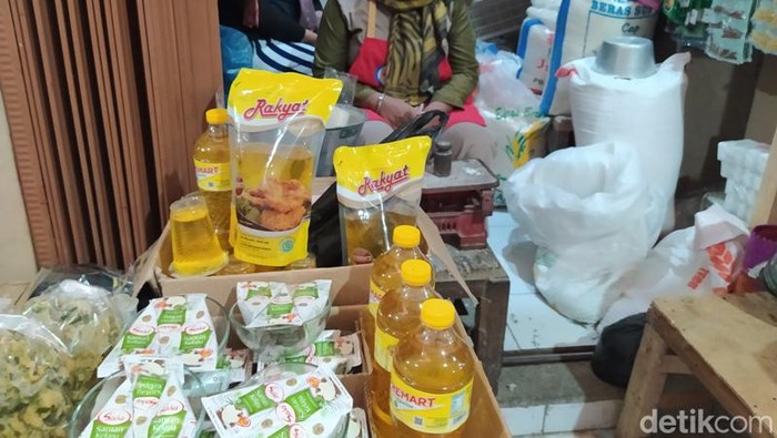 Pedagang minyak goreng di Pasar Muntilan.