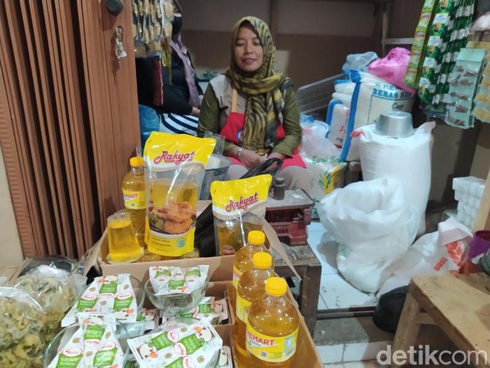 Pedagang minyak goreng di Pasar Muntilan.