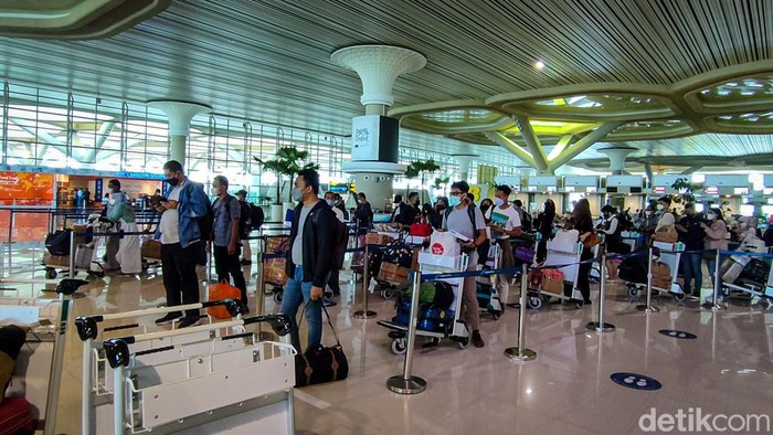 Penumpang di Bandara YIA Jogja mengantre saat Libur Imlek, Selasa (1/2/2022).